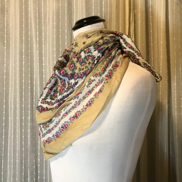 Symphony Scarfs Accessories - 3️⃣-4💲2️⃣5️⃣Symphony Scarves Rose & Paisley Scarf